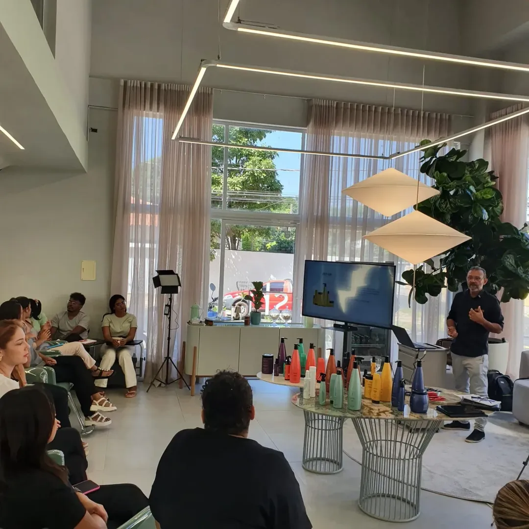 Treinamento presencial para equipe de salão em ambiente de estúdio