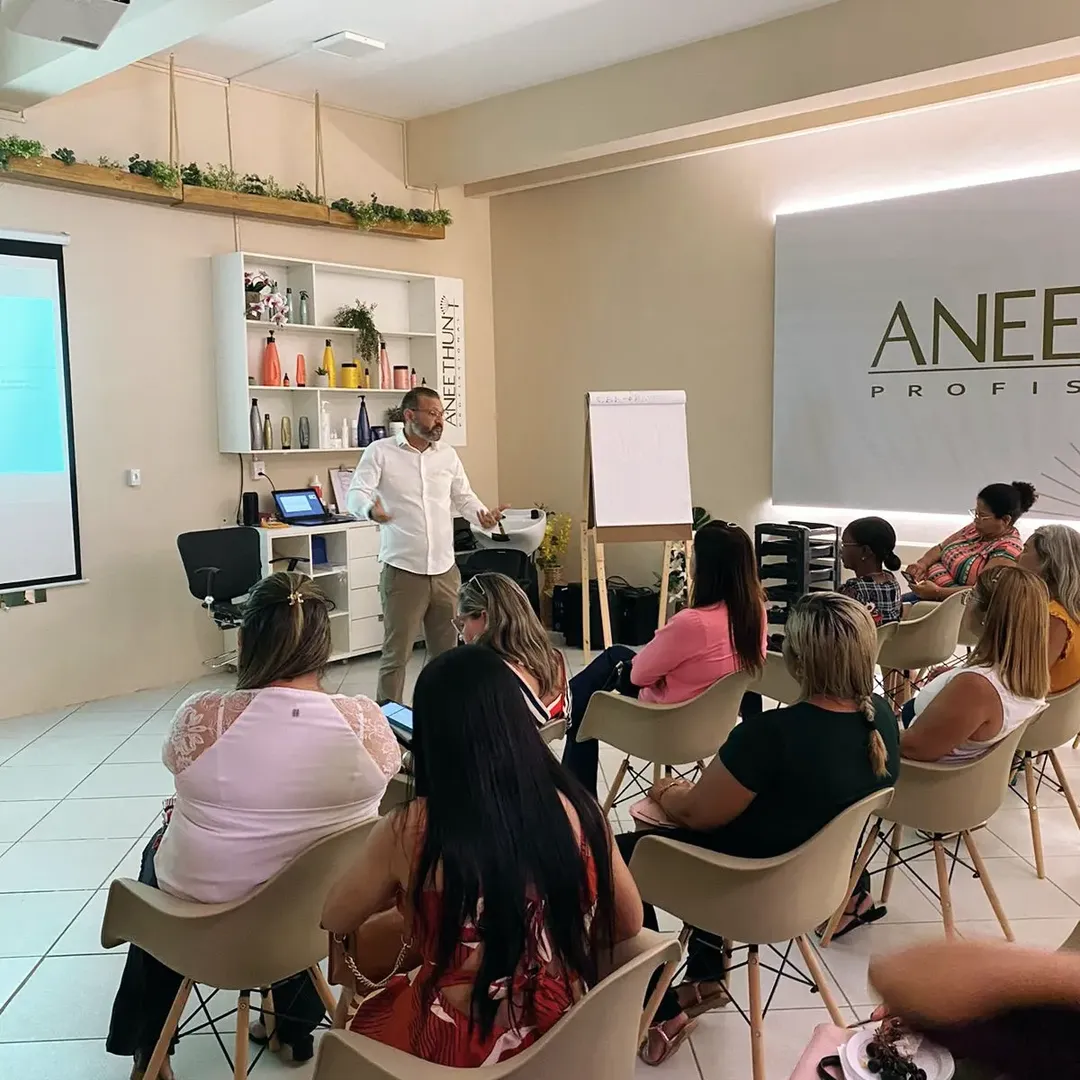 Treinamento presencial com equipe de salão de beleza durante o Café com Aneethun