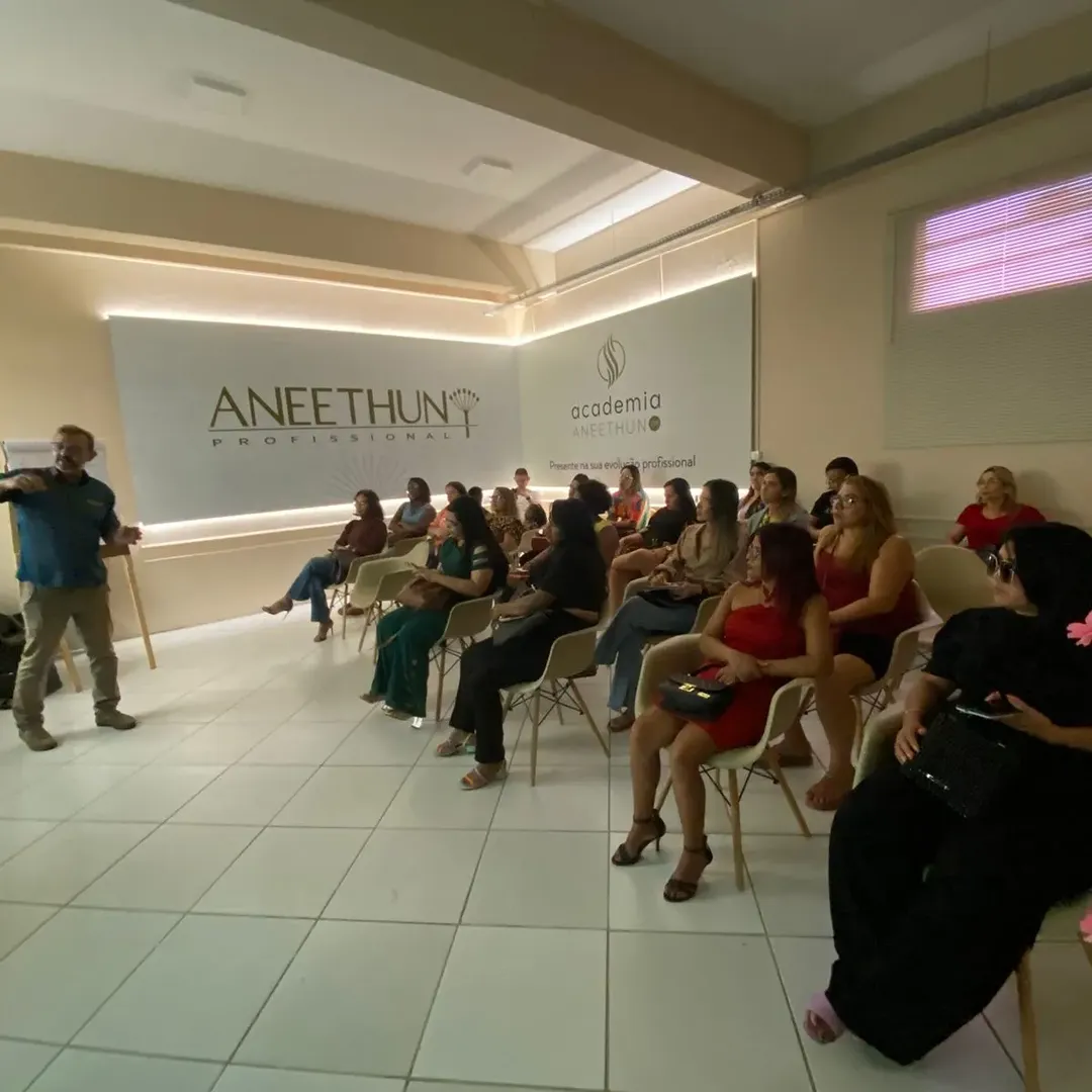 Turma de cabeleireiros em treinamento presencial no Centro Técnico Aneethun