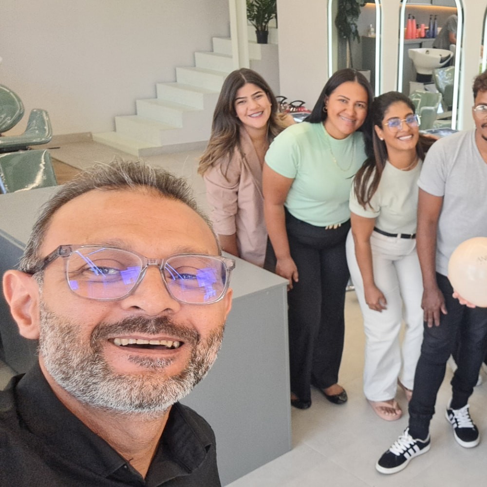 Treinamento presencial para equipe de salão em ambiente de salão de beleza